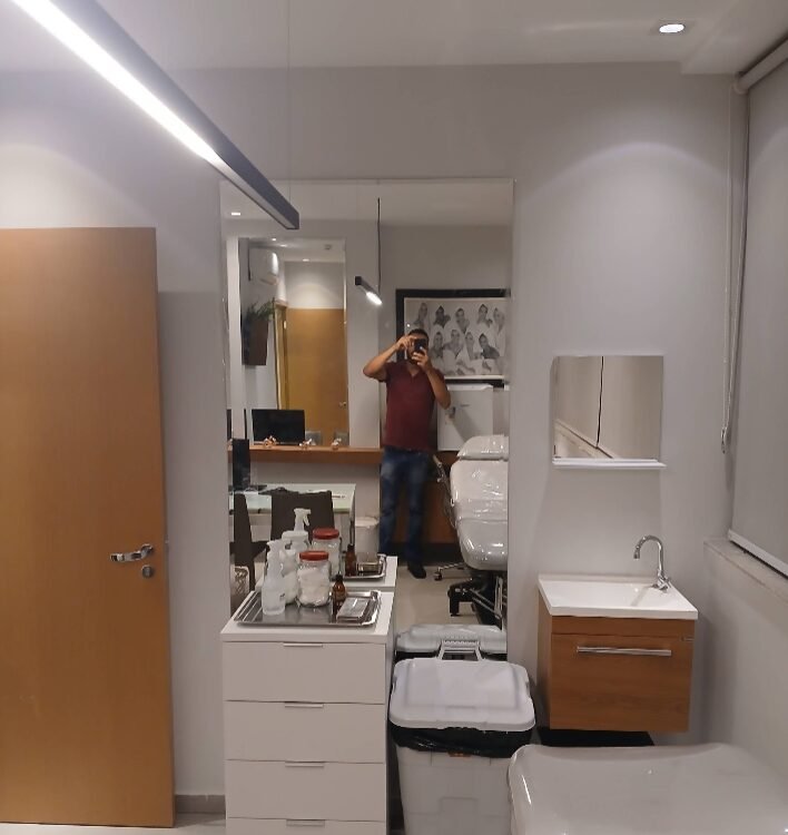Espelho sob medida instalado em clínica