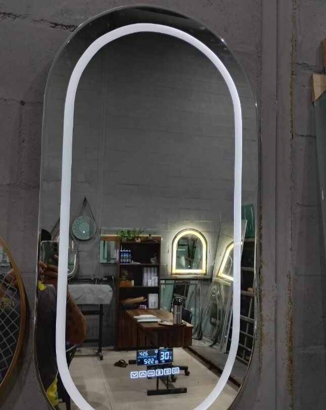 Espelho oval com LED na oficina Moura Vidros