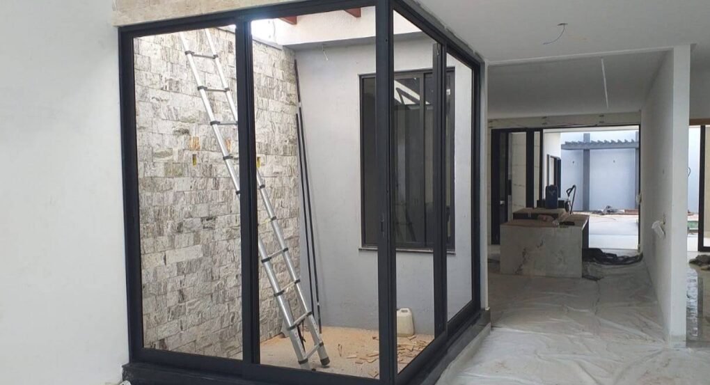 Janela de vidro de canto instalada