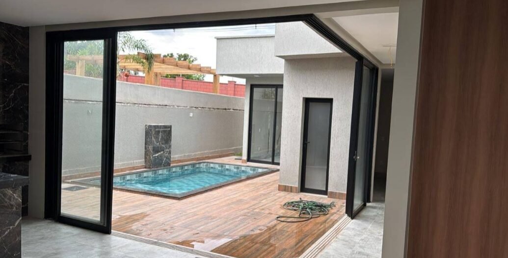 Porta de vidro de correr com vista para a piscina